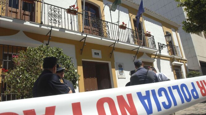 Imagen de archivo del cordón policial ante la puerta del Ayuntamiento de Estepona durante las detenciones por el caso Astapa.