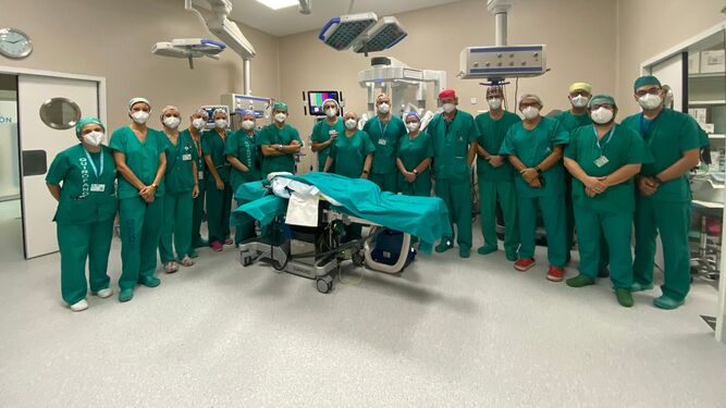 Equipo que trabaja con el robot Da Vinci del Hospital Regional de Málaga.