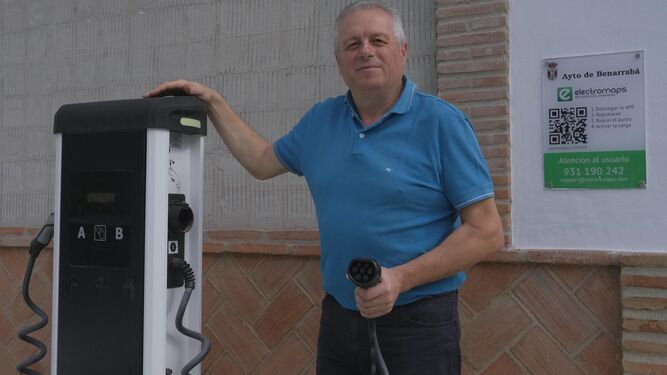 E alcalde de Benarrabá, Silvestre Barroso, junto al cargador de vehículos eléctricos.