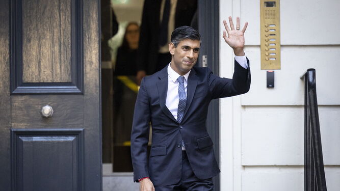 Rishi Sunak saluda al abandonar la sede del Partido Conservador en Londres.
