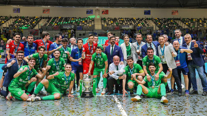 El BeSoccer UMA Antequera celebra el título de Copa.