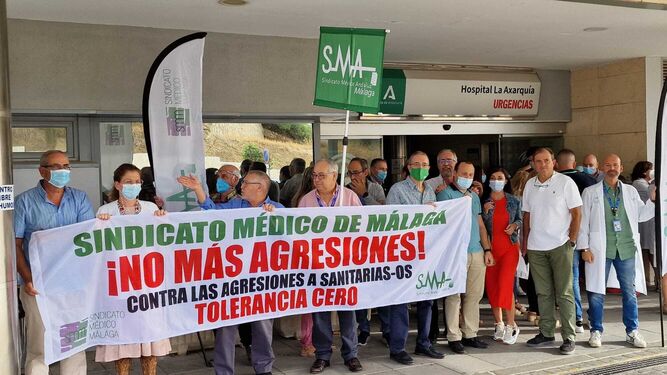Sanitarios protestan en el hospital de la Axarquía, tras la agresión de un paciente en Torrox.