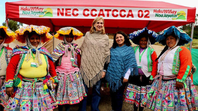La infanta Cristina y el colectivo de mujeres indígenas de Cuzco