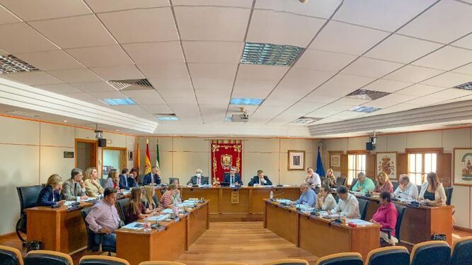 El alcalde, Víctor Navas, ha presidido el Pleno de la Corporación municipal de Benalmádena.