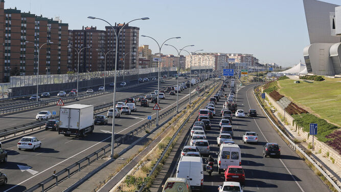 Tráfico a la salida de Málaga, en una imagen de archivo.