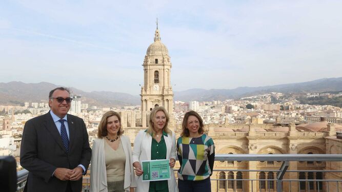 Bernal, Blanco, España y Navarro durante la presentación de los Presupuestos junto a la Catedral.