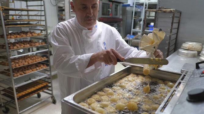 La elaboración se hace de forma manual en la pastelería rondeña Daver.