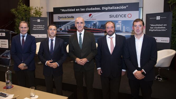 Uno de los instantes al concluir de la jornada con el alcalde de Sevilla, Antonio Muñoz (en el centro) a la izquierda de Tomás Valiente, director general de Grupo Joly.