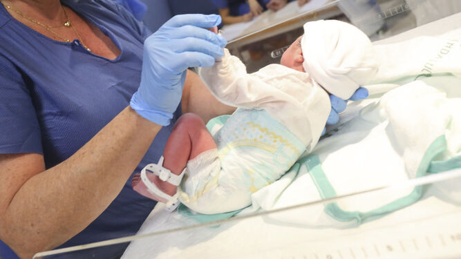 Una enfermera con un bebé recién nacido.