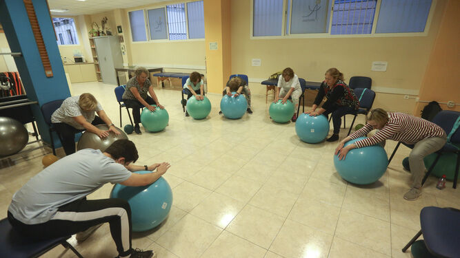 Varias personas con fibromialgia hacen ejercicios en la sede de Apafima.
