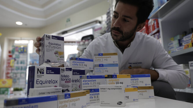 El farmacéutico Joaquín Venegas junto a varios de los fármacos y productos recomendados para conciliar el sueño.