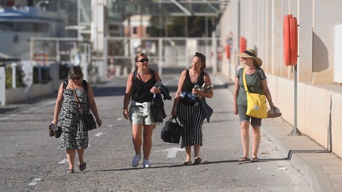 Turistas el pasado fin de semana en el puerto de Málaga.