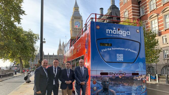 Uno de los autobuses que llevará la imagen de Málaga por Londres.