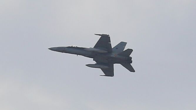 Uno de los caza F-18 en el cielo malagueño.