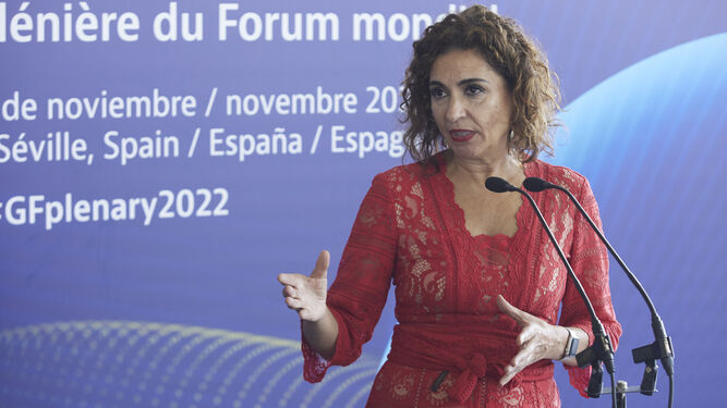 La ministra de Hacienda y Función Pública, María Jesús Montero, atiende a los medios de comunicación durante la inauguración del Foro Global sobre Transparencia e Intercambio de Información con Fines Fiscales de la OCDE.