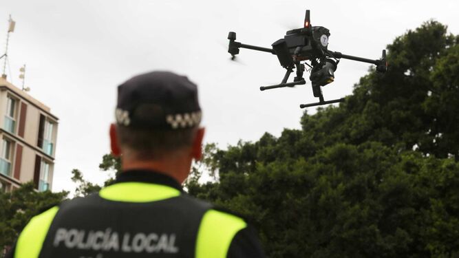 La Policía Local de Málaga prueba uno de los drones.