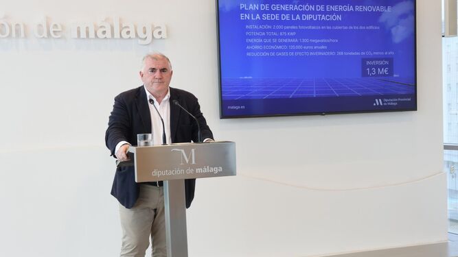 El vicepresidente de la Diputación, Manuel Marmolejo, presentando los paneles fotovoltaicos