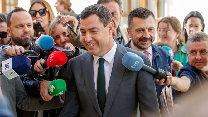 El presidente de la Junta de Andalucía, Juanma Moreno, tras la sesión de control en el Parlamento andaluz este jueves en Sevilla.