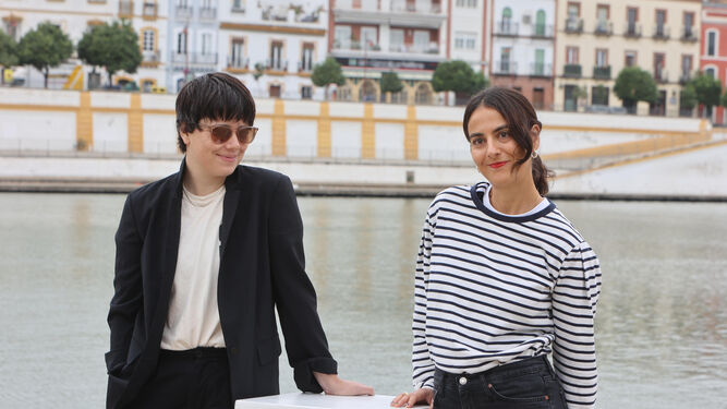 Charlotte Wells (izquierda) y Elena López Riera, ayer en Sevilla.