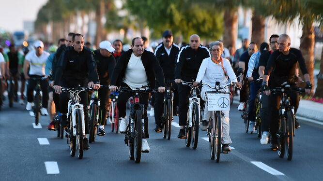El presidente egipcio, Abdel Fattah el Sisi (2º izq.), participa en un maratón ciclista en el marco de la cumbre de Sharm el Sheij.