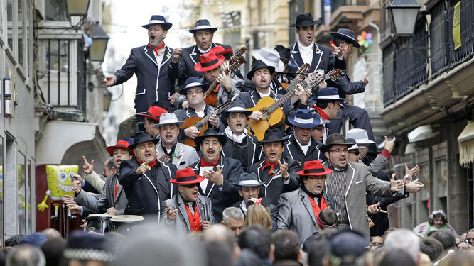 El coro ‘Los tangueros’ (2010) canta en una calle de Cádiz ante un numeroso público.