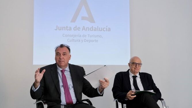El consejero de Turismo, Cultura y Deporte de la Junta de Andalucía, Arturo Bernal, y el director general para la Cultura, Salomón Castiel