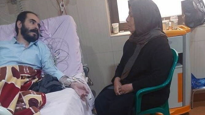 El bloguero y activista iraní Hossein Ronaghi, que realizó una huelga de hambre, recibe la visita de su madre en el hospital.