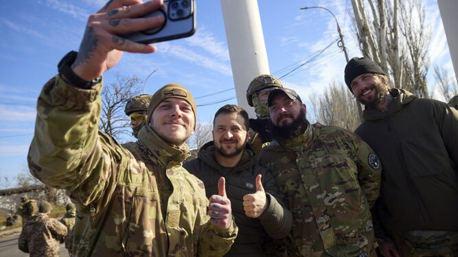 El presidente Zelenski posa para un selfie junto a soldados ucranianos en Jerson.