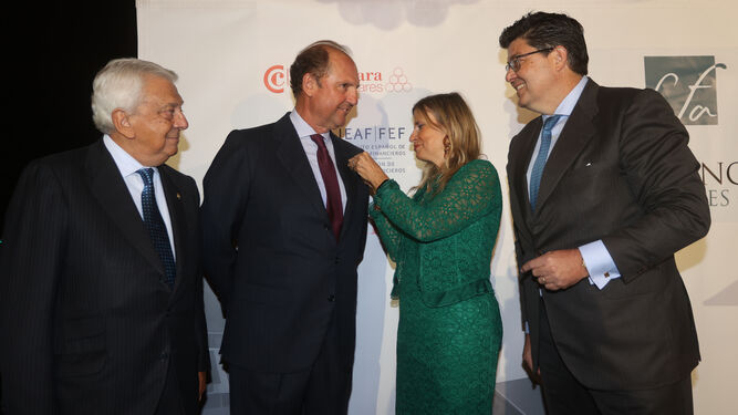 Javier Molina recibe la Insignia de Oro del Instituto Español de Analistas Financieros