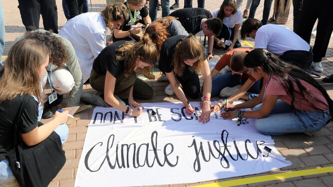 Activistas climáticos preparan una pancarta para sus protestas en Sharm el Sheij.