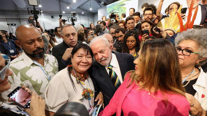 El presidente electo de Brasil, Lula da Silva, posa para una foto en la cumbre de Sharm el Sheij.