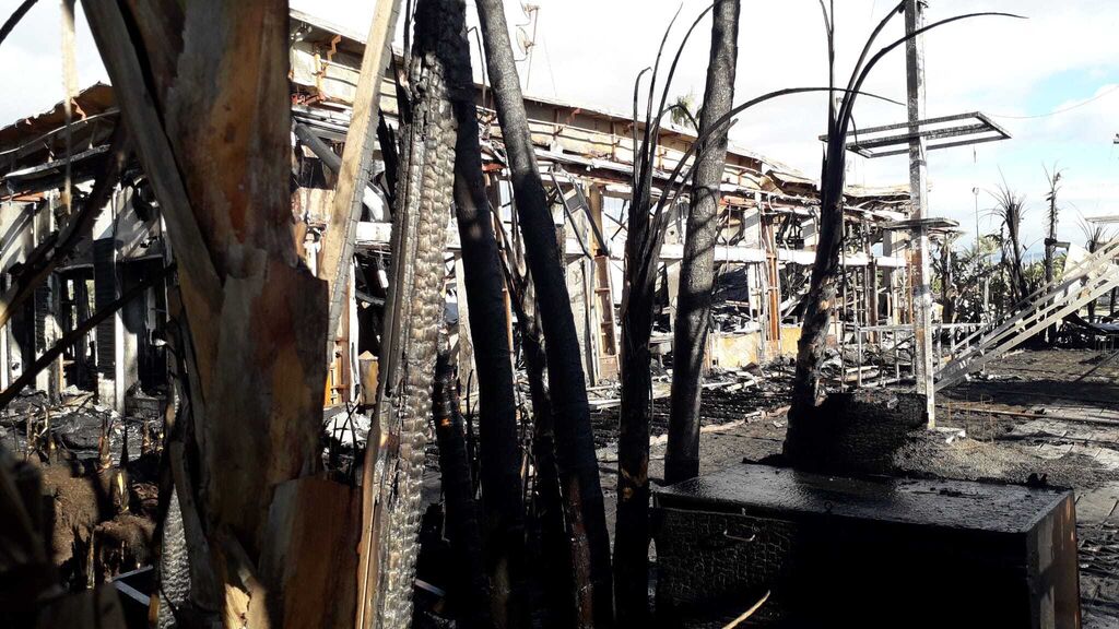 Las fotos del chiringuito Kokun de Torremolinos, arrasado por las llamas