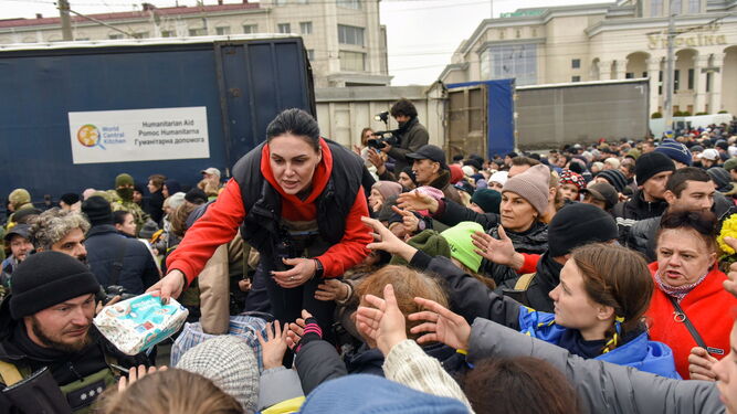 Ucranianos reciben ayuda humanitaria en Jerson.