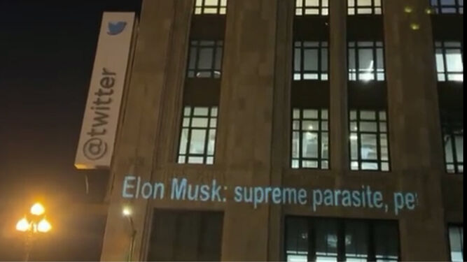 Insultos contra Elon Musk sobre la fachada de las oficinas de Twitter.
