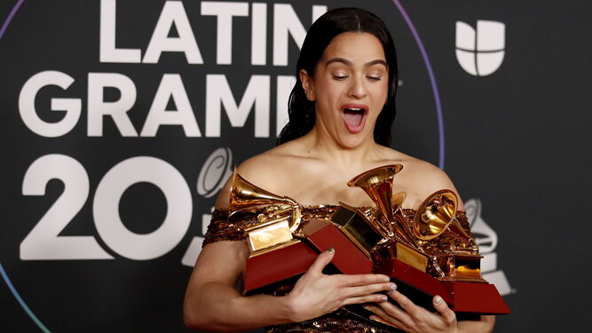 Rosalía en la alfombra roja de los Grammy latinos