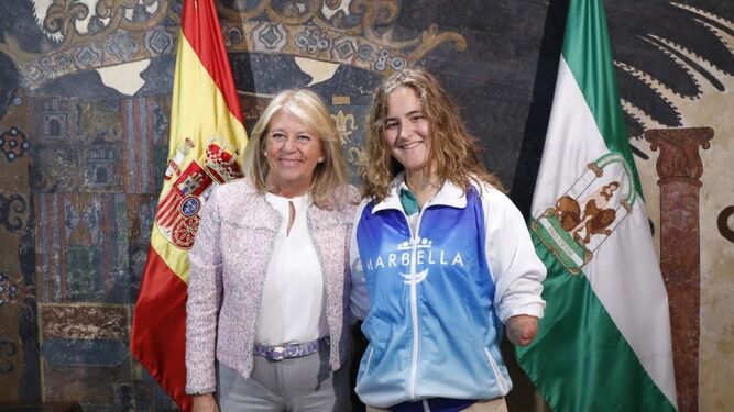 Sarah Almagro posa con la sudadera de Marca Marbella junto a la alcaldesa Ángeles Muñoz.