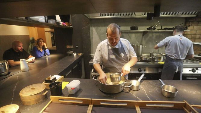 Miki Manzanares en la cocina del restaurante "Kaleja"