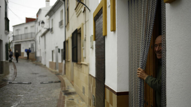 Un vecino se asoma a su puerta en la localidad de Pujerra.