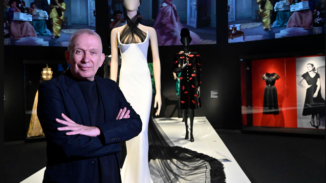 El diseñador francés Jean Paul Gaultier junto piezas de la exposición 'Cine y moda', que puede verse en el CaixaForum de Sevilla.