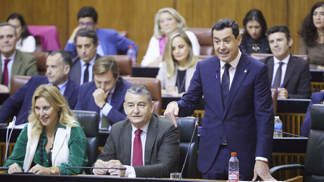 Juanma Moreno durante la sesión de control en el Parlamento andaluz.
