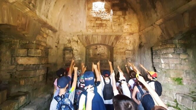 Un grupo de escolares disfruta en una visita guiada del mausoleo de la ciudada romana de Ocuri, en Ubrique, primer yacimiento arqueológico en ostentar la 'Q de Calidad' en España.