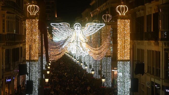 Los ángeles de Larios ya iluminan la Navidad en Málaga