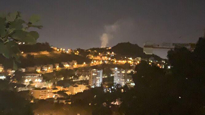 Columna de humo provocada por el primero de los incendios en Gibralfaro.