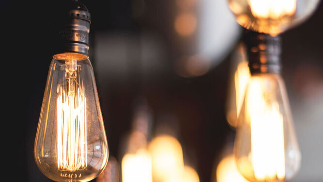 Las bombillas led son las ideales para reducir el gasto.