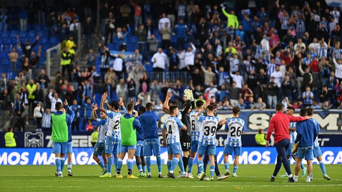 Los jugadores del Málaga celebran su última victoria con la grada de La Rosaleda.