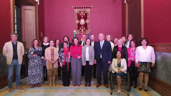 La alcaldesa y otros concejales posan con los docentes jubilados que han sido homenajeados en el Ayuntamiento de San Fernando.
