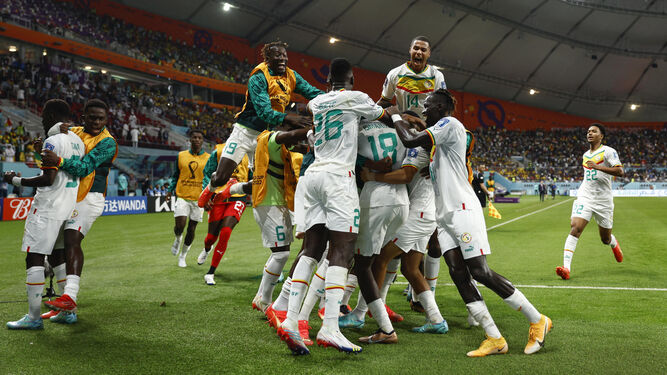 Los futbolistas de Senegal celebran el gol del triunfo.