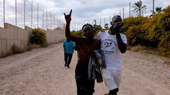 Varios migrantes tras saltar la valla de Melilla el pasado 24 de junio.