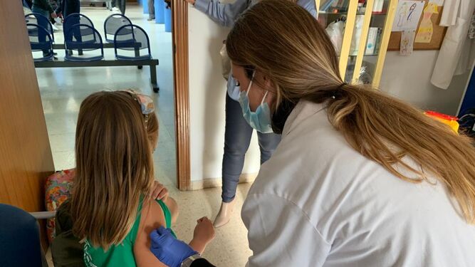 Una enfermera vacuna a una niña, en una imagen de archivo.
