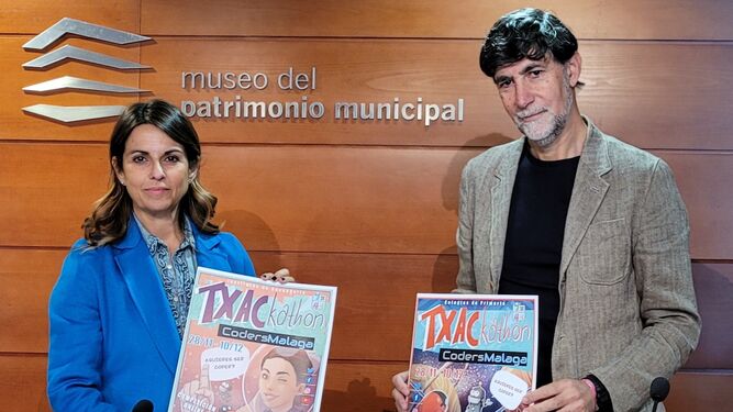 Susana Carillo y Francisco Vico con los carteles promocionales de ´Coders Malaga´